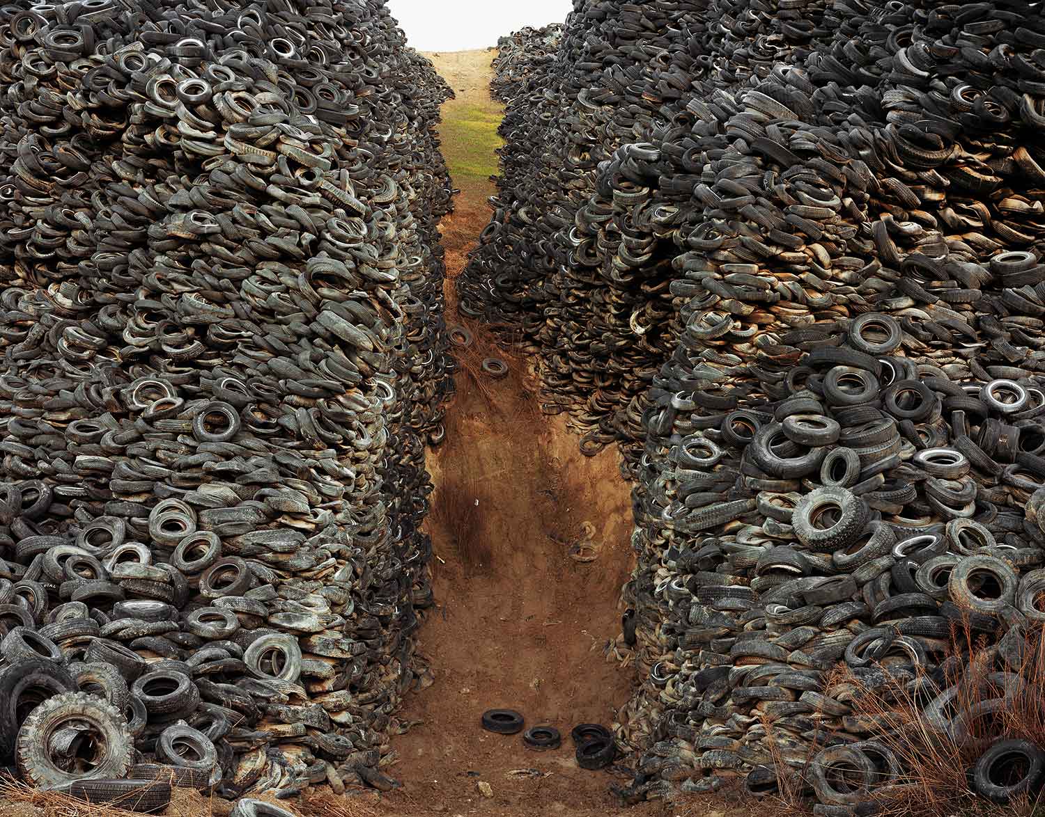 Edward Burtynsky Oxford-Tire-Pile#08